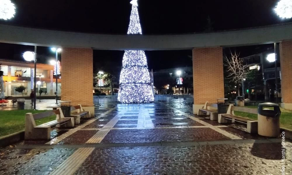 Η Ξάνθη "ντύθηκε" Χριστουγεννιάτικη... άλλα είναι μια άδεια πόλη!